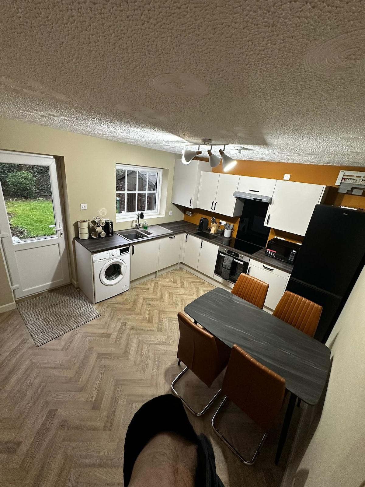 Central 3-Bedroom House · Sleeps 5 · Parking3