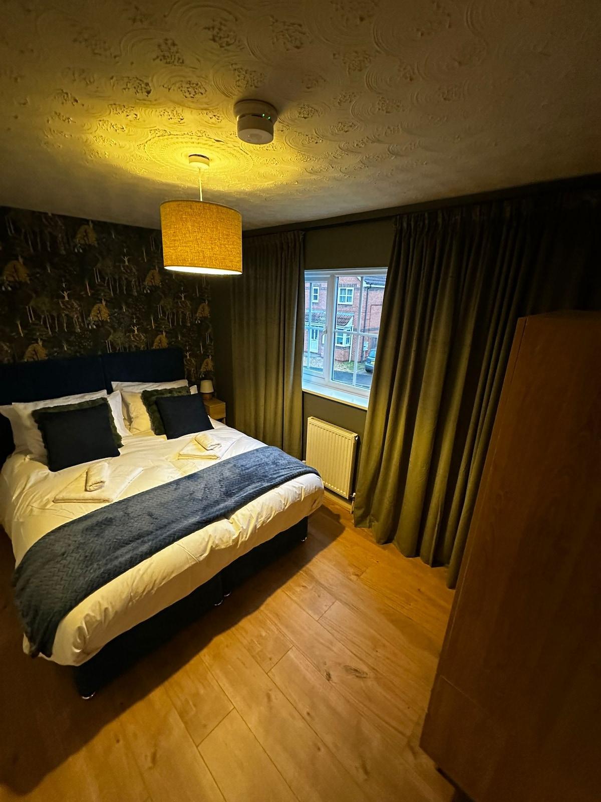 Central 3-Bedroom House · Sleeps 5 · Parking4