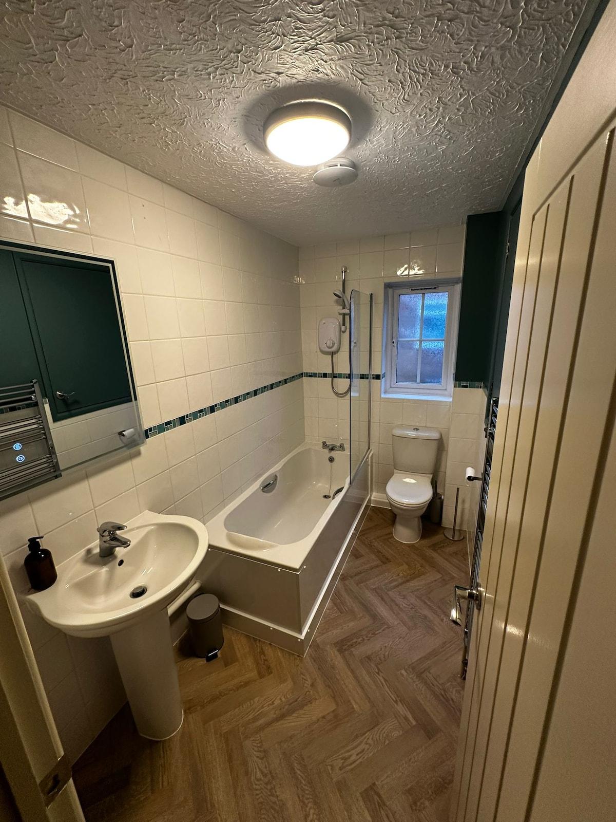 Central 3-Bedroom House · Sleeps 5 · Parking6