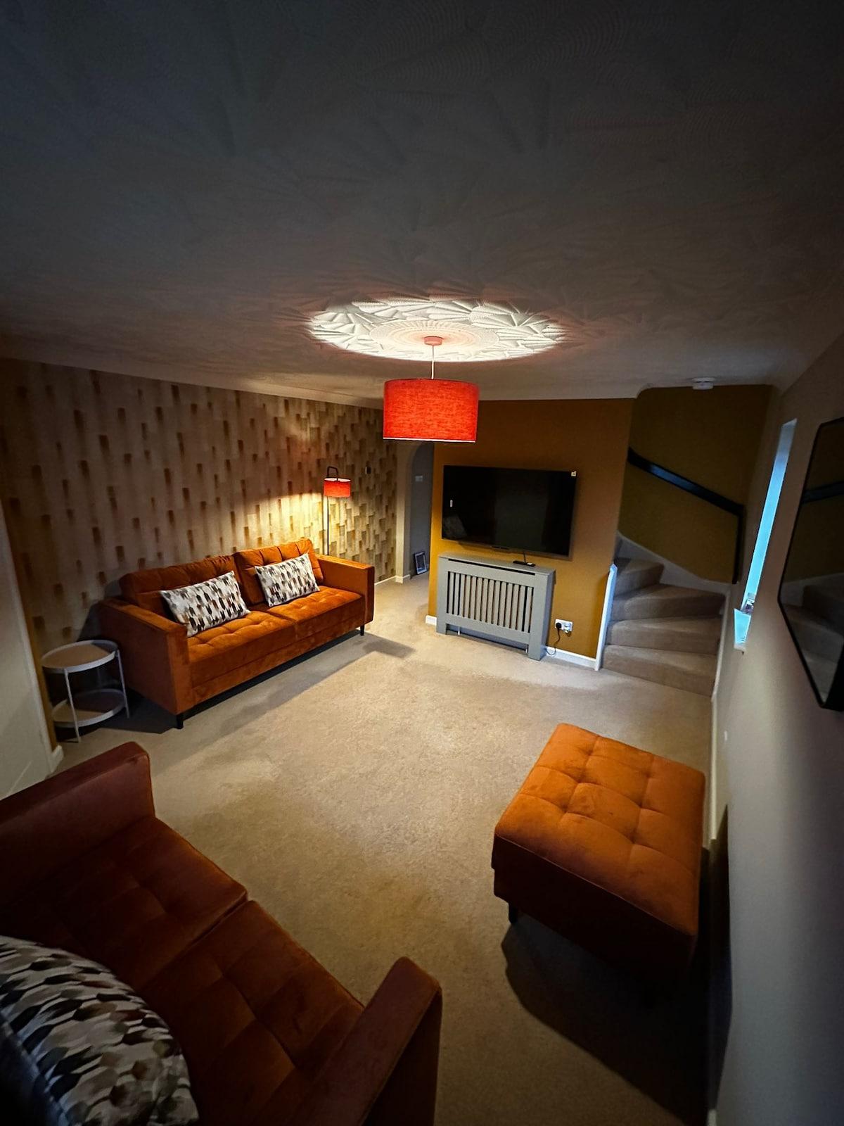 Central 3-Bedroom House · Sleeps 5 · Parking